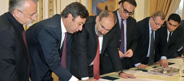 Премьер-министр Никол Пашинян принял генерального директора компании Корпорасион Америка Мартина Эрнекяна (9 апреля 2019). Еревaн - Sputnik Արմենիա