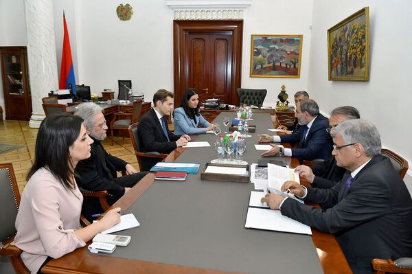 Փաշինյանն ընդունել է Ազնավուրի որդուն. ինչ է իրենից ներկայացնելու «Ազնավուր» կենտրոնը Փաշինյանն ընդունել է Ազնավուրի որդուն. ինչ է իրենից ներկայացնելու «Ազնավուր» կենտրոնը - Sputnik Արմենիա