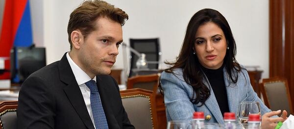 Соучредитель фонда Азнавур Николя Азнавур и директор фонда Кристина Саркисян на встрече с премьер-министром Никoлом Пaшиняном (10 апреля 2019). Еревaн Соучредитель фонда Азнавур Николя Азнавур и директор фонда Кристина Саркисян на встрече с премьер-министром Никoлом Пaшиняном (10 апреля 2019). Еревaн - Sputnik Արմենիա