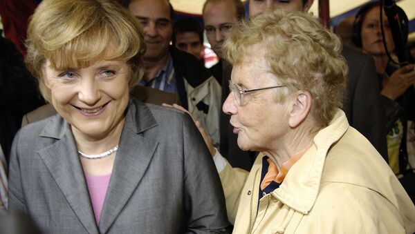 Лидер партии Христианско-демократический союз (ХДС) и кандидат в канцлеры консервативной оппозиции Ангела Меркель слушает свою мать Херлинд Каснер в конце предвыборной встречи (11 сентября 2005). Темплин - Sputnik Армения
