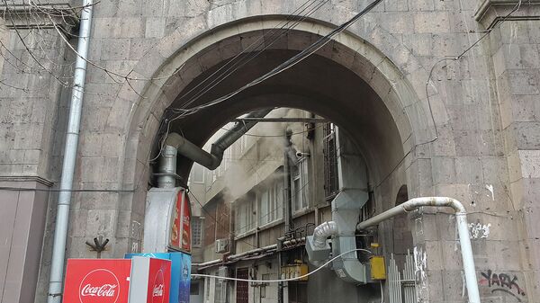 В одном из домов в центре Еревана вспыхнул пожар — фото - Sputnik Армения