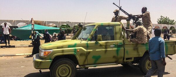Солдаты суданской армии патрулируют возле протестующих, собравшихся возле военного штаба в столице Судана (9 апреля 2019). Хартум - Sputnik Армения