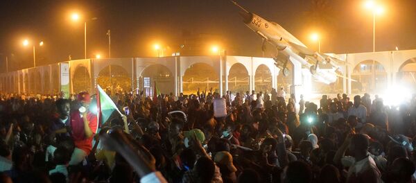 Суданцы требуют у президента Судана Омара аль-Башира выйти из здания Министерства обороны (10 апреля 2019). Хартум Суданцы требуют у президента Судана Омара аль-Башира выйти из здания Министерства обороны (10 апреля 2019). Хартум - Sputnik Армения