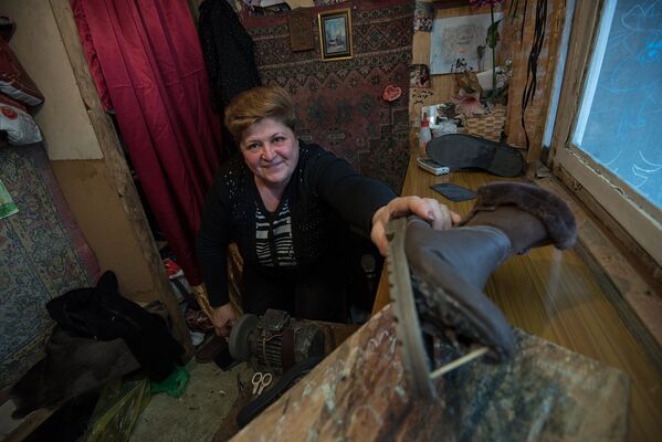 Сапожник Гаяне Гамбарян в будке для ремонта обуви - Sputnik Армения