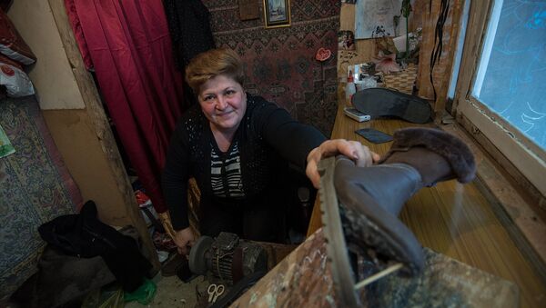 Կոշկակար Գայանե Ղամբարյանը կոշիկի վերանորոգման արհեստանոցում - Sputnik Արմենիա