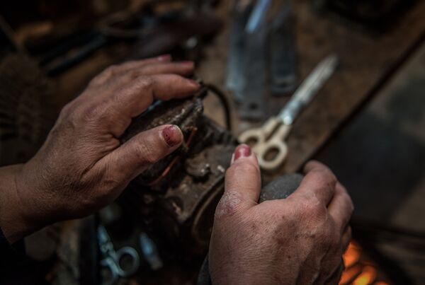 Руки мастера по ремонту обуви Гаяне Гамбарян - Sputnik Армения