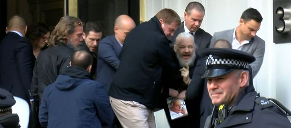 Кадры задержания Джулиана Ассанжа у посольства Эквадора в Лондоне - Sputnik Արմենիա
