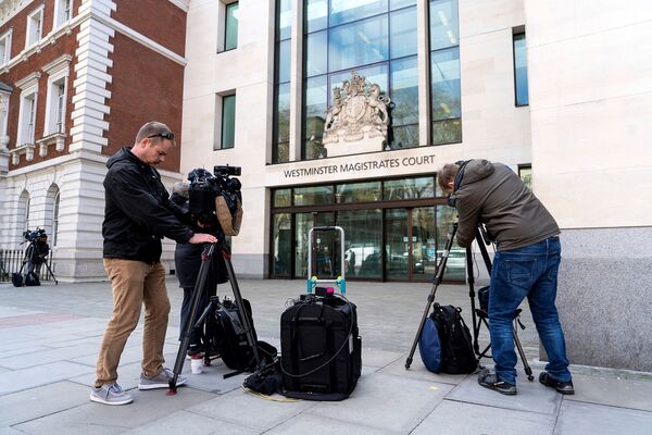 Журналисты около Вестминстерского магистратского суда ожидают новостей об арестованном утром основателе WikiLeaks Джулиане Ассанже (11 апреля 2019). Лондон - Sputnik Армения