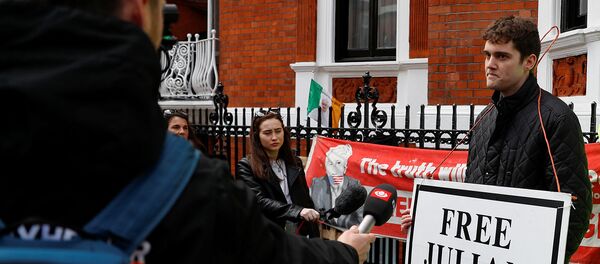 Сторонник основателя WikiLeaks Джулиана Ассанжа беседует с журналистами после того, как Ассанж был арестован британской полицией у посольства Эквадора в Великобритании (11 апреля 2019). Лондон - Sputnik Армения