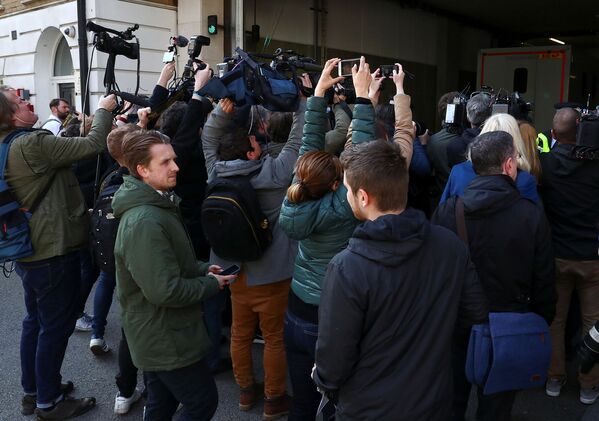 Журналисты около Вестминстерского магистратского суда провожают полицейский автомобиль с основателем WikiLeaks Джулианом Ассанжем (11 апреля 2019). Лондон - Sputnik Армения
