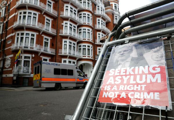 Плакат с изображением Джулиана Ассанжа напротив посольства Эквадора в Великобритании (11 апреля 2019). Лондон - Sputnik Армения