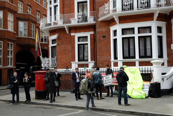 Сторонники основателя WikiLeaks Джулиана Ассанжа у посольства Эквадора в Великобритании (11 апреля 2019). Лондон - Sputnik Армения