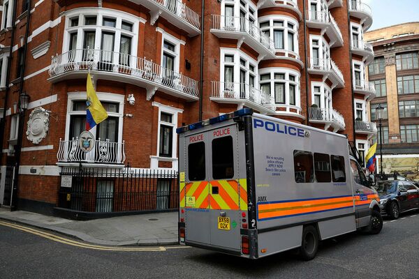 Полицейский автомобиль у посольства Эквадора в Великобритании перед арестом основателя WikiLeaks Джулиана Ассанжа (11 апреля 2019). Лондон - Sputnik Армения