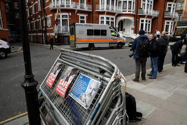 Полицейский автомобиль у посольства Эквадора в Великобритании перед арестом основателя WikiLeaks Джулиана Ассанжа (11 апреля 2019). Лондон - Sputnik Армения