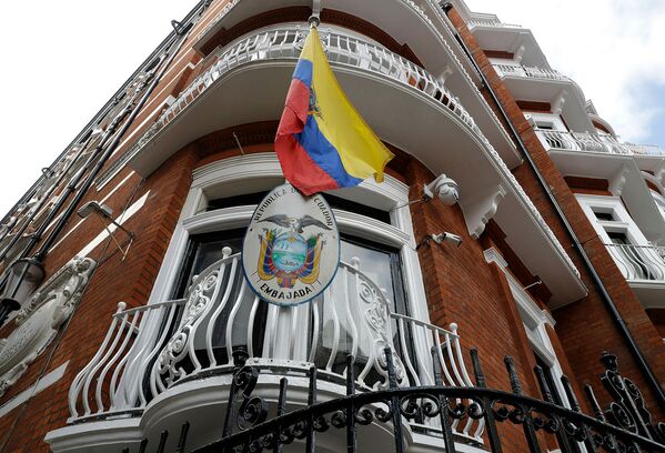 Балкон посольства Эквадора в Великобритании в день ареста основателя WikiLeaks Джулиана Ассанжа (11 апреля 2019). Лондон - Sputnik Армения