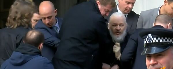 Кадр вывода основателя основателя WikiLeaks Джулиана Ассанжа из здания посольства Эквадора в Великобритании (11 апреля 2019). Лондон - Sputnik Армения