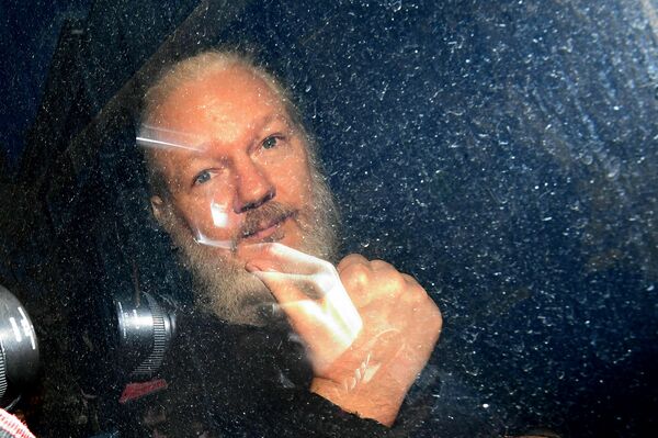 Основатель WikiLeaks Джулиан Ассанж в полицейском автомобиле (11 апреля 2019). Лондон - Sputnik Армения