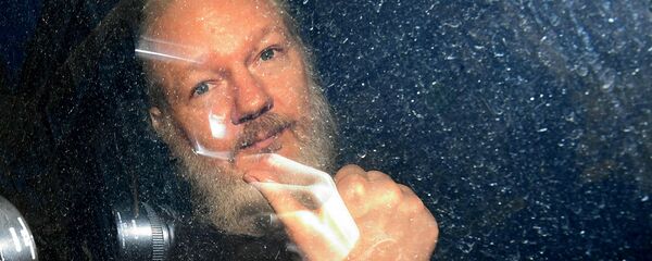 Основатель WikiLeaks Джулиан Ассанж в полицейском автомобиле (11 апреля 2019). Лондон - Sputnik Армения