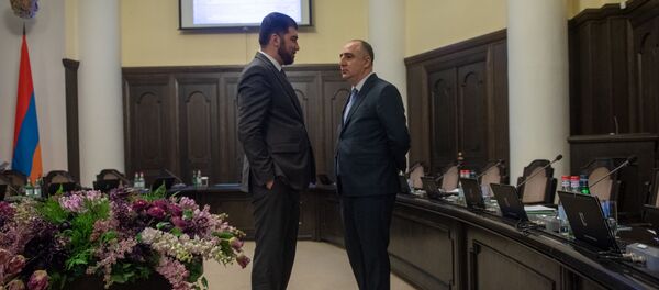 Главы гос.контрольной службы Давид Санасарян и Спец.следствееной службы Сасун Хачатрян перед началом заседания правительства Армении (11 апреля 2019). Еревaн - Sputnik Արմենիա