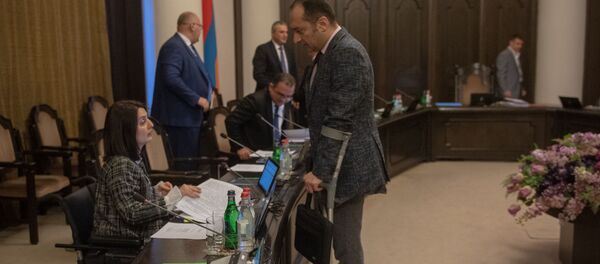 Министры труда и социальных вопросов и юстиции Заруи Батоян и Артак Зейналян перед началом заседания правительства Армении (11 апреля 2019). Еревaн - Sputnik Արմենիա