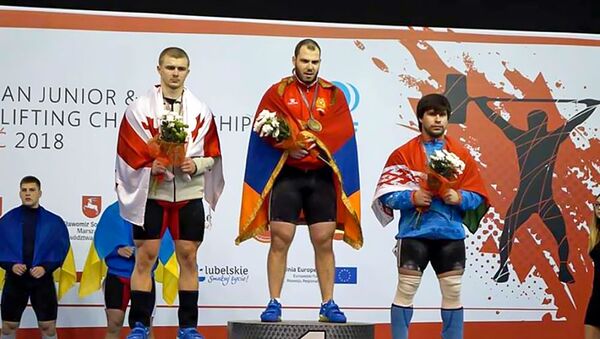 Пьедистал почета чемпионата мира по тяжелой атлетике среди юниоров 2018 года - Sputnik Армения