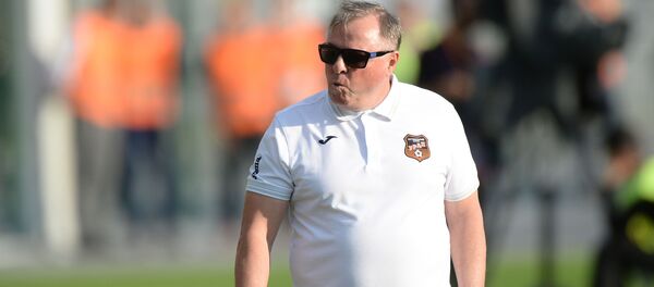 Главный тренер команды Урал Александр Тарханов во время матча чемпионата России по футболу между командами Урал - ЦСКА (19 августа 2017). Екатерингург - Sputnik Армения