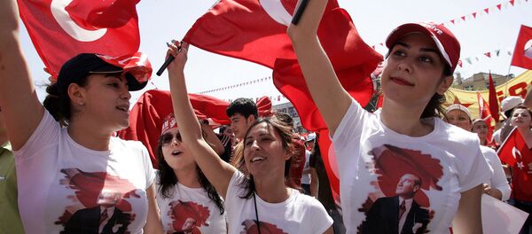 Турецкие девушки в футболках с портретами Ататюрка и с флагами танцуют во время светского митинга (20 мая 2007). Самсун - Sputnik Армения