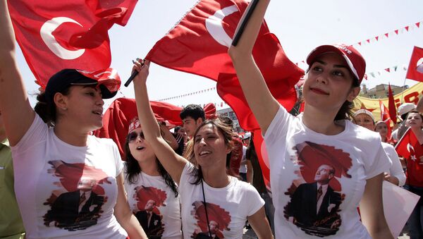 Турецкие девушки в футболках с портретами Ататюрка и с флагами танцуют во время светского митинга (20 мая 2007). Самсун - Sputnik Армения