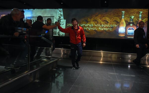 Армянские болельщики встречают чемпиона Европы Арсена Арутюняна в аэропорту Звартноц (12 апреля 2019). Еревaн - Sputnik Армения