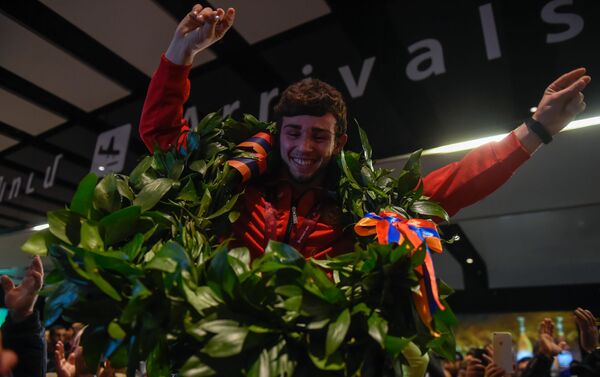 Армянские болельщики встречают чемпиона Европы Арсена Арутюняна в аэропорту Звартноц (12 апреля 2019). Еревaн - Sputnik Армения