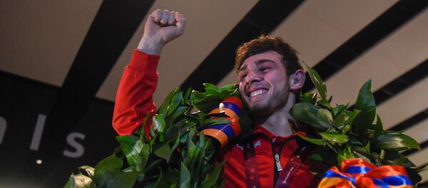 Армянские болельщики встречают чемпиона Европы Арсена Арутюняна в аэропорту Звартноц (12 апреля 2019). Еревaн - Sputnik Армения
