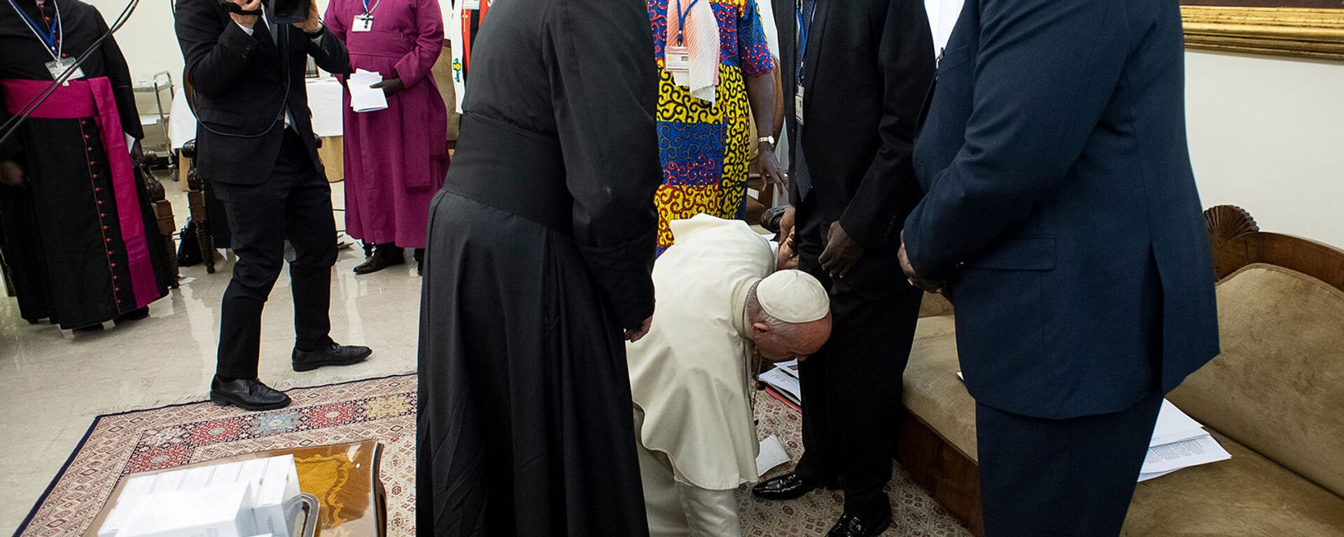 Римский Папа Франциск преклоняет колени, чтобы поцеловать ноги президента Южного Судана Сальвы Киира в конце двухдневного духовного ретрита с лидерами Южного Судана (11 апреля 2019). Ватикан - Sputnik Արմենիա, 1920, 12.04.2019
