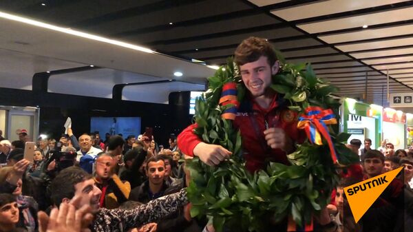 Европейское золото в Ереване: как Арсена Арутюняна встречали в аэропорту - видео - Sputnik Армения