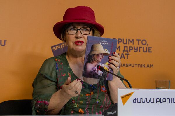 Любить Ереван и боготворить Париж: какие сюрпризы на концерте обещают певицы из Франции - Sputnik Армения