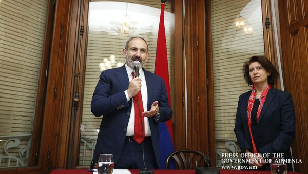 Премьер-министр Никол Пашинян на встрече с общиной в Страсбурге - Sputnik Армения