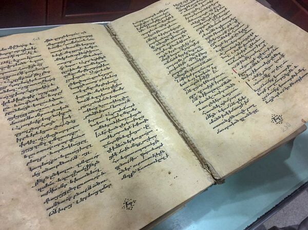 Ամեն գիրք իր ճակատագիրն ունի. ինչպես համազգային աղետից փրկված ձեռագրերը հասան Հայաստան Ամեն գիրք իր ճակատագիրն ունի. ինչպես համազգային աղետից փրկված ձեռագրերը հասան Հայաստան - Sputnik Արմենիա