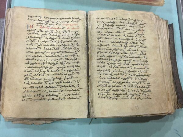 Ամեն գիրք իր ճակատագիրն ունի. ինչպես համազգային աղետից փրկված ձեռագրերը հասան Հայաստան Ամեն գիրք իր ճակատագիրն ունի. ինչպես համազգային աղետից փրկված ձեռագրերը հասան Հայաստան - Sputnik Արմենիա