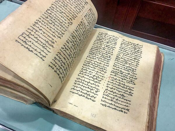 Истерзанные, но не убитые: история трех уникальных манускриптов, чудом попавших в Армению Истерзанные, но не убитые: история трех уникальных манускриптов, чудом попавших в Армению - Sputnik Армения