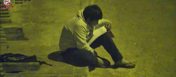 Тяга к знаниям: парень учит уроки под светом уличных фонарей Тяга к знаниям: парень учит уроки под светом уличных фонарей - Sputnik Արմենիա