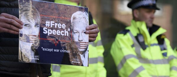 Мужчина с плакатом в поддержку основателя WikiLeaks Джулиана Ассанжа у Вестминстерского суда (11 апреля 2019). Лондон - Sputnik Армения