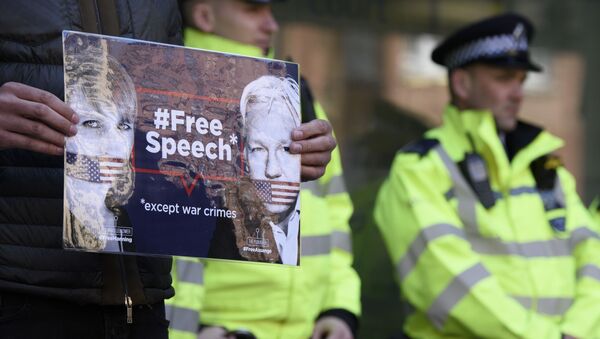 Мужчина с плакатом в поддержку основателя WikiLeaks Джулиана Ассанжа у Вестминстерского суда (11 апреля 2019). Лондон - Sputnik Արմենիա