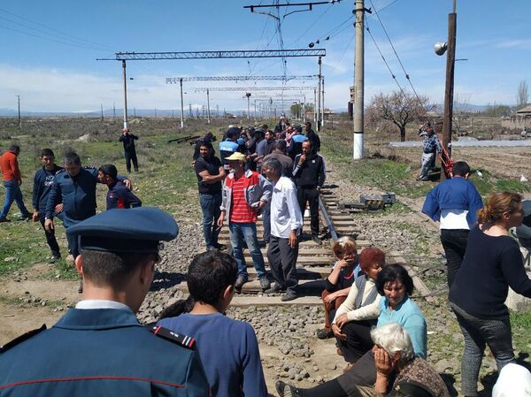 Жители села Зартонк перекрыли железную дорогу и напали на старосту — фото - Sputnik Армения