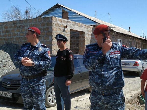 Жители села Зартонк перекрыли железную дорогу и напали на старосту — фото - Sputnik Армения