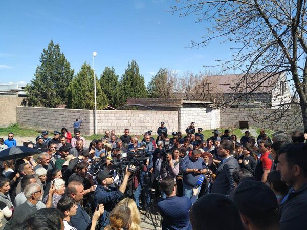 Զարթոնքում իրավիճակը շարունակում է լարված մնալ. գյուղ է մեկնել Դավիթ Սանասարյանը Զարթոնքում իրավիճակը շարունակում է լարված մնալ. գյուղ է մեկնել Դավիթ Սանասարյանը - Sputnik Արմենիա