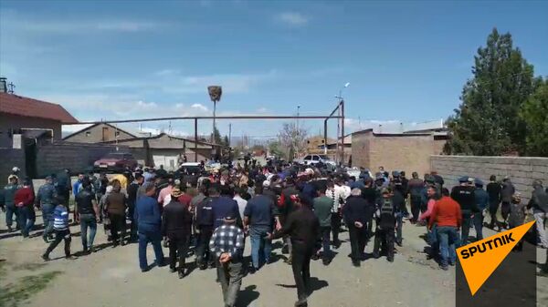 Доживем до понедельника: глава села Зартонк готов подать в отставку, но пока не говорит Доживем до понедельника: глава села Зартонк готов подать в отставку, но пока не говорит - Sputnik Армения