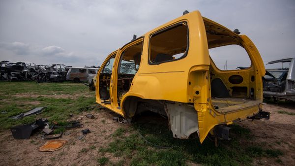 Автомобильная свалка в административном районе Малатия-Себастия Еревана - Sputnik Армения