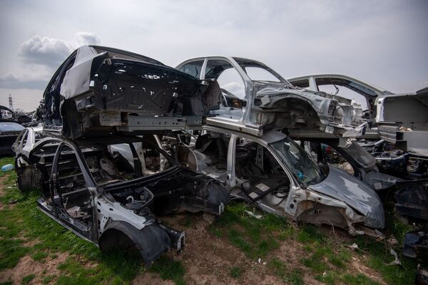 Ավտոմեքենաների գերեզմանոց Երևանում. ինչո՞ւ ոչ մեկը չի պայքարում մետաղի կույտերի դեմ - Sputnik Արմենիա