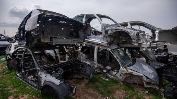 Автомобильная свалка в административном районе Малатия-Себастия Еревана Автомобильная свалка в административном районе Малатия-Себастия Еревана - Sputnik Армения