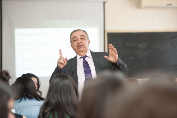 Песси, писси — пессимист? Как Тотальный диктант проходил в Ереване  - Sputnik Армения