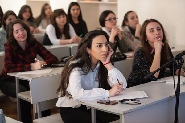 Песси, писси — пессимист? Как Тотальный диктант проходил в Ереване  - Sputnik Армения